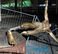 รูปปั้นของ-อิบรา-โดนทุบ