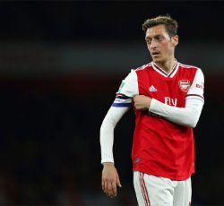 โอซิล-อยากเเขวนสดั๊ดที่อาร์เซน่อล